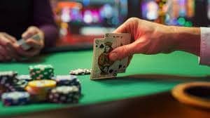 Antarmuka meja Poker Indonesia di aplikasi mobile misteri togel dengan kartu pemain dan taruhan yang ditampilkan dengan jelas